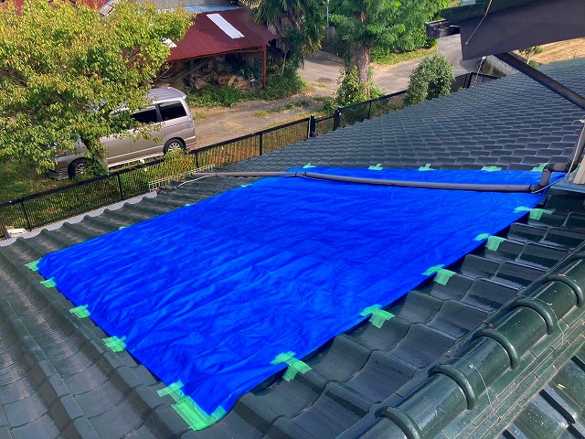 雨漏り防止のブルーシート養生